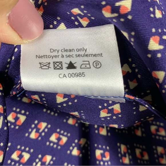 Veronica Beard 100% silk plum floral batik print blouse Sz 4 - Picture 7 of 7